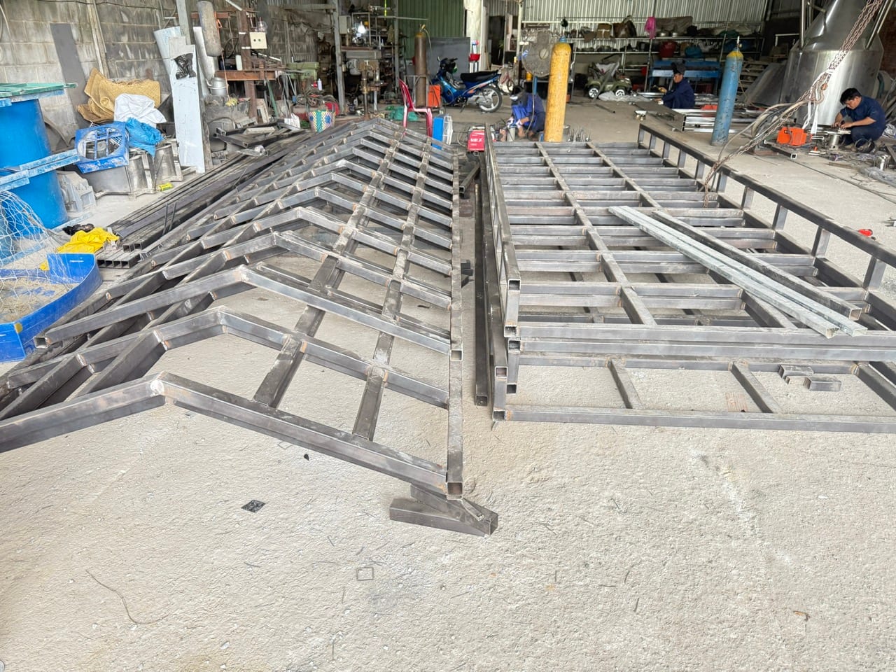 Khu vực xưởng gia công cơ khí với vật tư và kết cấu thiết bị.