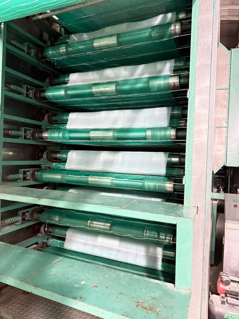 Cụm máy tạo sợi và băng tải trong dây chuyền thực tế.